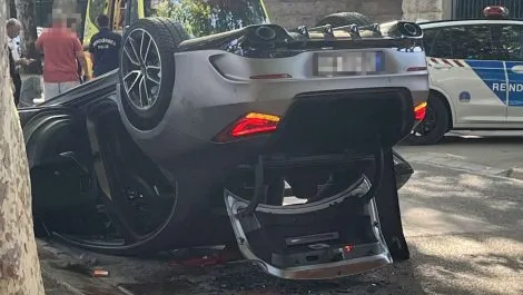 Megúszta a letartóztatást a 18 éves ámokfutó, aki halálra gázolt a Mercedesével egy kerékpárost Siófokon borítókép - ReceptPalota