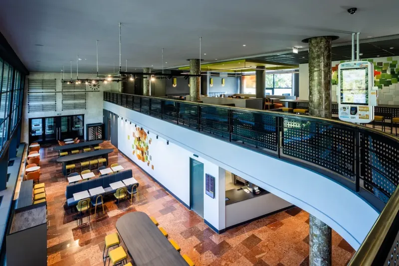 Múlt és modernség találkozása: Megnyitott Budapest legújabb, legkülönlegesebb McDonald’s! borítókép - ReceptPalota